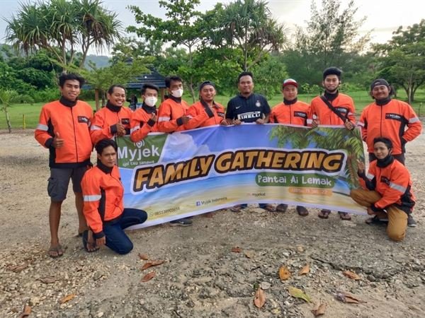 Keluarga awal MyJek berfoto bersama spanduk Family Gathering