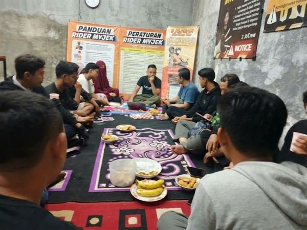 Briefing rider MyJek di basecamp dengan papan panduan dan peraturan rider