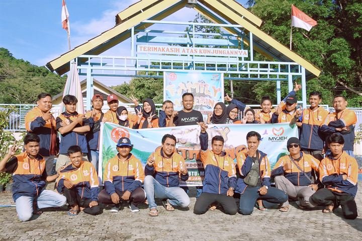 Keluarga besar MyJek, rider dan tim, berfoto bersama