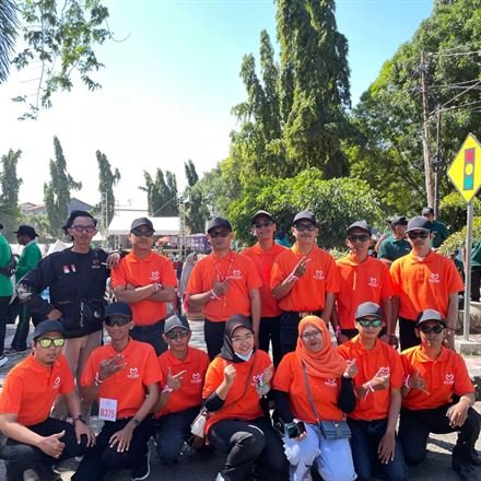 Tim MyJek berseragam oranye berfoto bersama