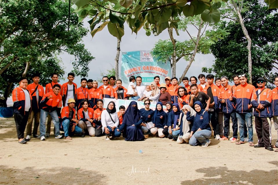 Keluarga besar MyJek berfoto bersama saat family gathering